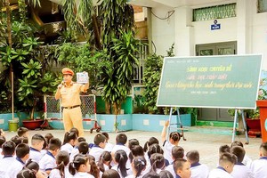 职能力量向第五郡阮曰春小学学生宣传交通安全法律。