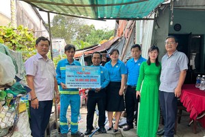 本市工会组织向面临住房困难的工会会员赠送工会温情屋。