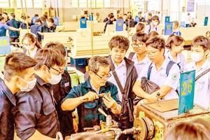 学生在市技术师范大学参观机器技术工程学教学活动。