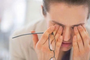 眼睛一旦出现异常症状，应尽快就医。