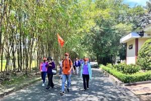 游客团参观与体验本市西面联郡旅程。