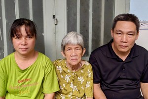 李荣（右）与母亲和妻子。