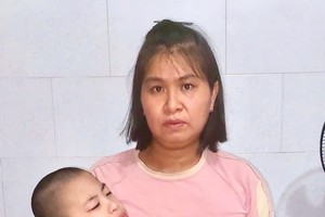 冯氏怀在照顾患脑瘫的幼子。