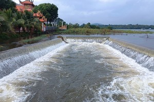 保平望溪湖难得一见景象吸引游客