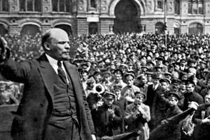 1917年，列宁领袖在莫斯科红场发表演说。