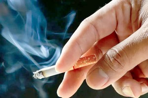 建议提高香烟税。