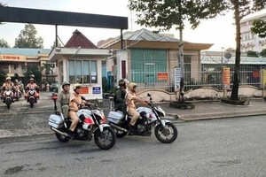 平阳省苡安市公安经常巡逻和处理交通违规行为。