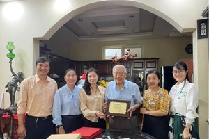 胡志明市博物馆干部团慰问、感谢陈友福老先生赠送了315件实物、资料。