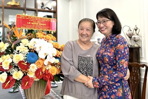 市人委会副主席陈氏妙翠探望并祝贺各模范教师