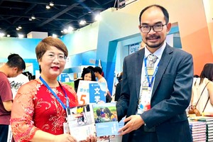 越文化股份有限公司总经理阮丽芝（左）和作者杜光俊煌喜见与两本越南书籍中文版发行。