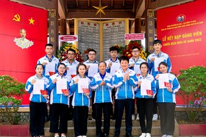 市工艺大学党部的新党员是参与各个志愿战役的大学生。