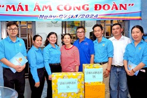 第五郡工会组织向面临住房困难的工会会员移交工会温情屋。