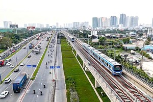 地铁１号线武元甲街区域高架段。