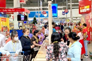 消费者在超市购物。