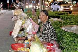 第一郡阮文琚街上的肩挑小贩。