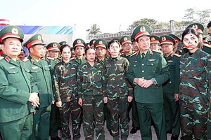 发展自力自强自卫国防工业