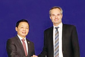 越南政府副总理陈红河(左)与芬兰气候与环境部部长米凯宁。