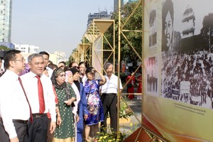 市领导和众多少数民族同胞观看图片展。