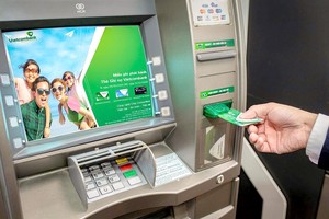 客户在ATM机上进行交易前需要观察机器。