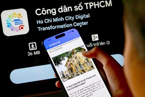 民众在市数字公民应用程式上查阅历史文化事件。