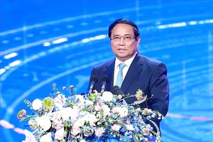 越南政府总理范明政在颁奖典礼上发表讲话。