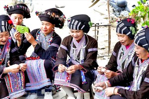 莱州省三堂县老挝族人和卢族人至今一直保留着染黑牙。