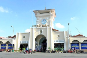 吸引游客的滨城市场。