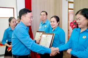 市劳动联团向在劳动者宣传法律工作中取得成绩的集体颁发奖状。