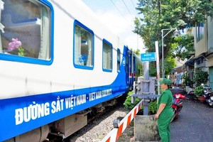 火车鸣笛声已成为当地居民生活中熟悉的一部分。