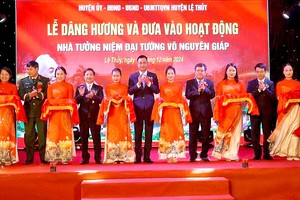 出席代表举行剪彩并投入活动武元甲大将纪念馆。