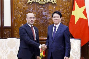 国家主席梁强与阿尔及利亚民主人民共和国驻越南特命全权大使索菲安‧柴布合影。