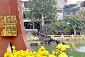 被河内军民于1972年12月底击落在友捷湖（巴亭郡）的B-52轰炸机残骸。