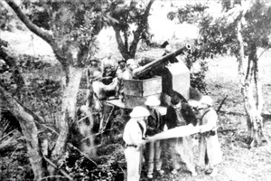 1946年12月19日晚上8时，我方在朗炮台的大炮瞄准市内的法军目标，拉开全国抗战序幕。