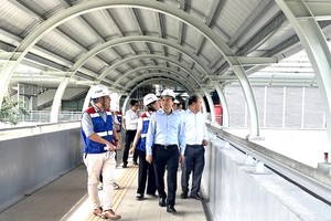 市人委会副主席裴春强在地铁１号线正式运营前检查各个车站。