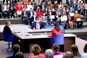 普京在莫斯科举行年度记者会和直播连线活动。