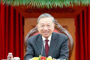 党中央总书记与新加坡人民行动党秘书长、总理电谈