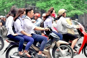 把车辆交给不具备驾驶资格者将受到什么处罚？