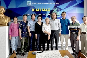 越中画家与市美术协会领导准备展览工作。