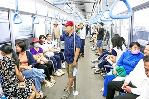 乘客体验本市地铁1号线。