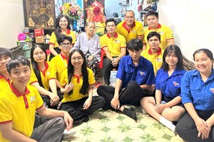 战士们探望第十郡大、中学生运动母亲武氏豪并赠送礼物。