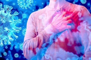 不是感冒引发心肌炎，而是病毒侵犯到心脏，引发心肌炎。