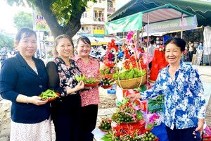 黎光充街上有近20家专门经营槟榔楼叶和婚庆用品的商店。