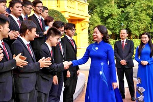 国家副主席与优秀学生会晤