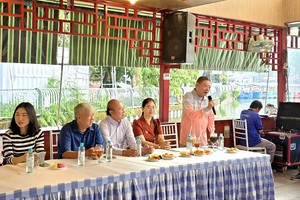 第十一郡商会主席杭慰瑶在会上致词。