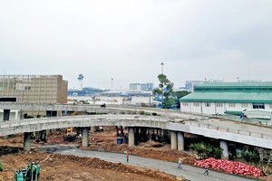 本月27日，在新山一机场T3航站楼工地正密锣紧鼓地施工。