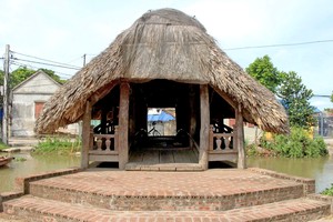 南定独特茅草顶木桥。