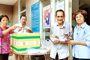 黄碧娥（右边）一直致力做好社群关怀活动。