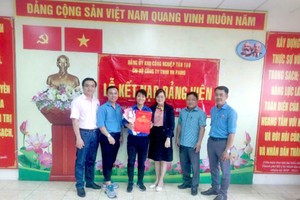 平新郡越南Paiho有限责任公司党支部接纳新党员。