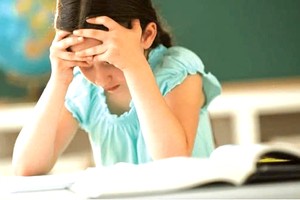 孩子上课注意力不集中，背后往往隐藏着复杂的心理发展和情绪调节问题。