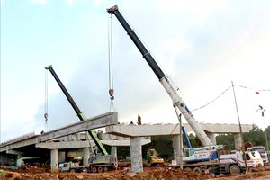 正在儒灵县施工的立交桥。